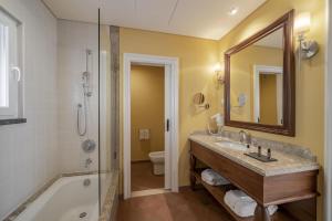 Een badkamer bij Quinta do Lorde Resort - Hotel - Marina