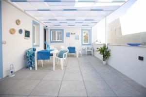 托雷斯港的住宿－Il Pescatore di Sogni，一间配备有蓝白色桌椅的用餐室