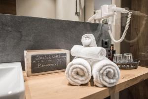 una pila de toallas sentadas sobre un mostrador en Hotel Edelweiss, en Braies