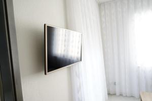 Telewizja i/lub zestaw kina domowego w obiekcie Funtana Appartements an der 1 Reihe vom Meer