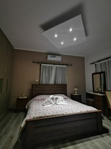 sypialnia z łóżkiem ze szlafrokiem w obiekcie Kalamospito Holiday House w mieście Kalokhorio