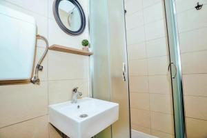 Ένα μπάνιο στο Apartments "New Village" +27 φωτογραφίες