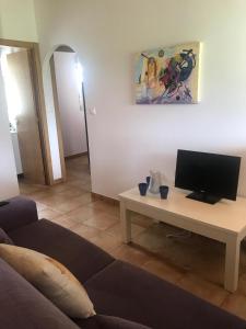 a living room with a couch and a tv on a table at Casa individual barrio las escuelas in Hazas de Cesto