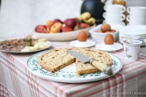 uma mesa com um prato de pão e uma faca em Il Capriolo Felice - Agriturismo em Lastebasse