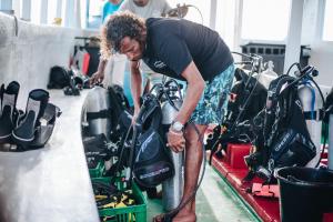 Un homme se tient devant un groupe de motocycles dans l'établissement WAVE SOUND by 3S Maldives, à Maradhoofeydhoo