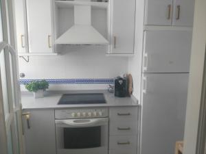 Kuchnia lub aneks kuchenny w obiekcie Precioso apartamento en primera línea de playa de la Barrosa