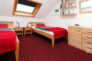 1 dormitorio con 2 camas y alfombra roja en Haus Sonnenhügel en Winterberg
