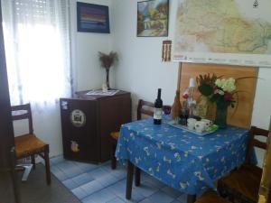 un tavolo con una tovaglia blu e bottiglie di vino di Traianov most a Kladovo