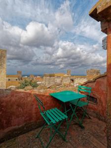a green table and two chairs sitting on a roof at L’Arrocco - La Torre col Mare sul Tetto in Tarquinia