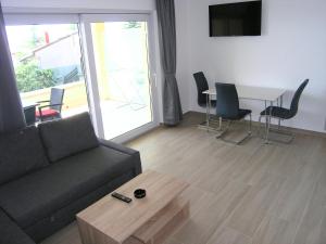 Televízia a/alebo spoločenská miestnosť v ubytovaní Apartmani Krajinovic