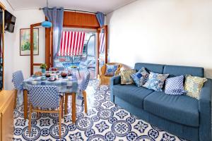 Posezení v ubytování La Casetta Linda - New 2 Bedroom Apt in Sorrento with seaview Terrace