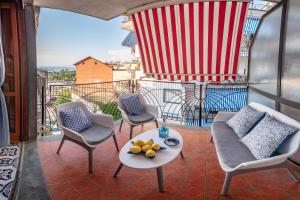 Balkón nebo terasa v ubytování La Casetta Linda - New 2 Bedroom Apt in Sorrento with seaview Terrace