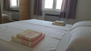 Posteľ alebo postele v izbe v ubytovaní Apartmani Krajinovic