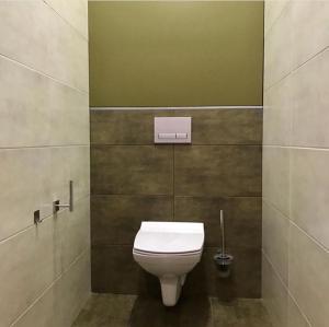 een badkamer met een wit toilet in een kamer bij LOFT - Interior design apartments in Oral +17 foto's