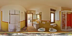 een badkamer met een douche, een toilet en een wastafel bij CasAle Fe-Wo - Appartamenti con vista Lago in Cannero Riviera