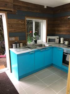 Kuchyň nebo kuchyňský kout v ubytování Treetops flat2 Hall Green B28