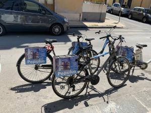 zwei Fahrräder, die nebeneinander auf einer Straße geparkt sind in der Unterkunft Populus in Syrakus