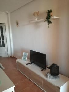 sala de estar con TV de pantalla plana en la barra en Appartement Mojacar Playa Marina de la Torre, en Mojácar