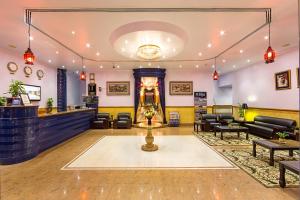 Rolla Residence Hotel Apartment في دبي: صالون حلاقة مع منطقة انتظار وصالون