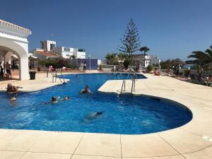 grupa ludzi pływających w basenie w obiekcie Capistrano Playa RELAX & ENJOY w mieście Nerja