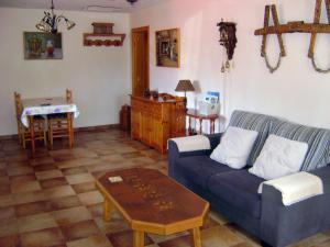 sala de estar con sofá y mesa en Stone Cottage O CEBREIRO, en Curtis