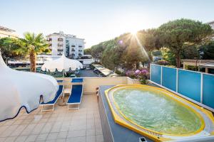 a swimming pool on the roof of a hotel at Hotel Parigi in Bibione