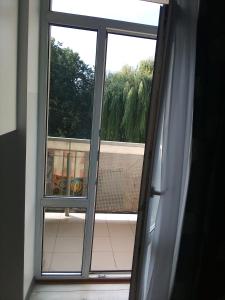 una ventana abierta con vista a un balcón en sweet home 2, en Ivano-Frankivsk 7 fotos más