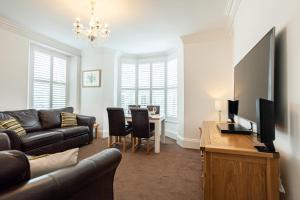 Carlton 2 a large modern Keswick appt with parking的电视和/或娱乐中心