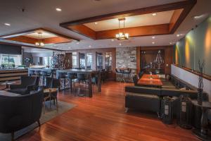 a living room with a bar and a restaurant at Estrimont in Magog-Orford