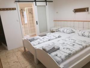 Ein Bett oder Betten in einem Zimmer der Unterkunft Mosel View Old Town Apartments