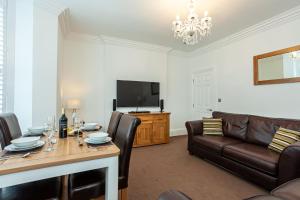 Carlton 2 a large modern Keswick appt with parking的电视和/或娱乐中心