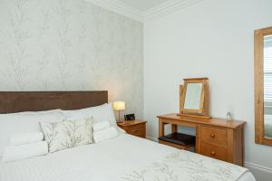 Carlton 2 a large modern Keswick appt with parking客房内的一张或多张床位