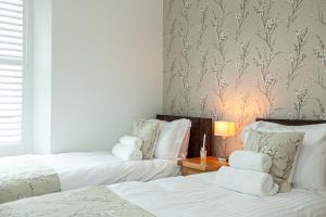 Carlton 2 a large modern Keswick appt with parking客房内的一张或多张床位