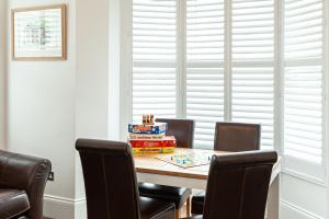Carlton 2 a large modern Keswick appt with parking的休息区