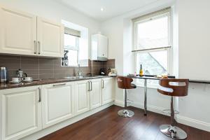 Carlton 2 a large modern Keswick appt with parking的厨房或小厨房