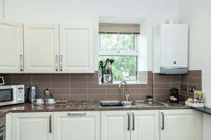 Carlton 2 a large modern Keswick appt with parking的厨房或小厨房