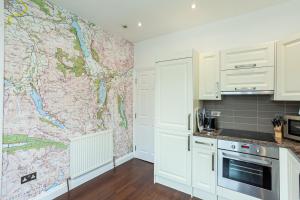 Carlton 2 a large modern Keswick appt with parking的厨房或小厨房