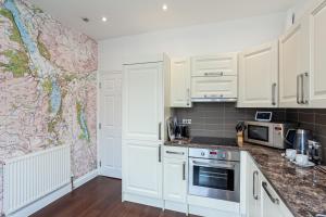 Carlton 2 a large modern Keswick appt with parking的厨房或小厨房