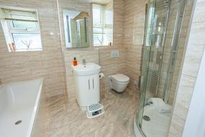 Carlton 2 a large modern Keswick appt with parking的一间浴室