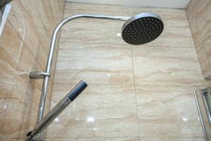 Carlton 2 a large modern Keswick appt with parking的一间浴室