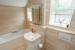 Carlton 2 a large modern Keswick appt with parking的一间浴室