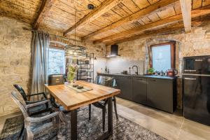une cuisine avec une table en bois et des appareils noirs dans l'établissement Livo Disno 12, à Split