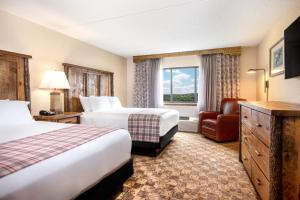 Ein Bett oder Betten in einem Zimmer der Unterkunft Lodge of the Ozarks