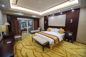 Säng eller sängar i ett rum på Kololo Courts Hotel and Restaurant Kampala