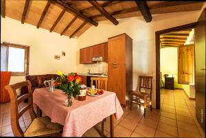 une cuisine avec une table et un vase de fleurs. dans l'établissement Podere Del Gesso, à Tarquinia