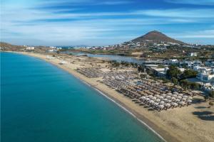 eine Luftansicht auf einen Strand mit einem Resort in der Unterkunft Virtu Suites in Agios Prokopios