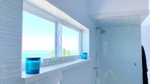 a bathroom with a window and a window sill with a windowurrection at Mika's Resort in Colebrooke Dale +54 photos