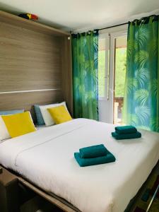 1 dormitorio con 1 cama grande y 2 almohadas azules en Art Studio, en Chamonix-Mont-Blanc