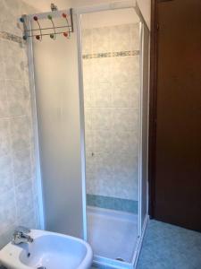 uma casa de banho com um chuveiro e um lavatório. em Costa Verde Apartment em Predore