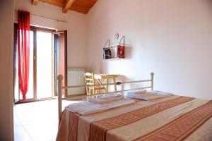1 dormitorio con 1 cama en una habitación con ventana en Masseria Stamato, en Amendolara